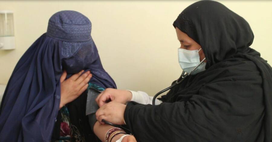 ښځې مېرمنې ډاکټرانې ناروغانې (2)