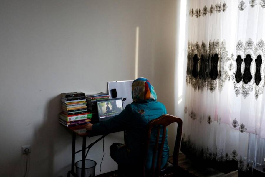 2023-03-27T021553Z_1981445805_RC2GKZ992BTG_RTRMADP_3_AFGHANISTAN-CONFLICT-ONLINE-SCHOOLS