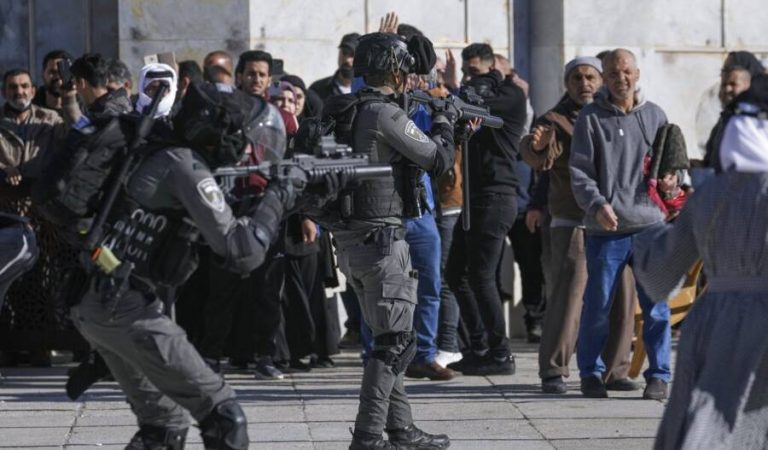 042322-Israeli-security-forces-aim-at-Palestinians-during-a-violent-raid-at-the-Al-Aqsa-Mosque-compound-in-Jerusalems-Old-City-Friday-April-15-2022.-AP-PhotoMahmoud-Illean--1024x640