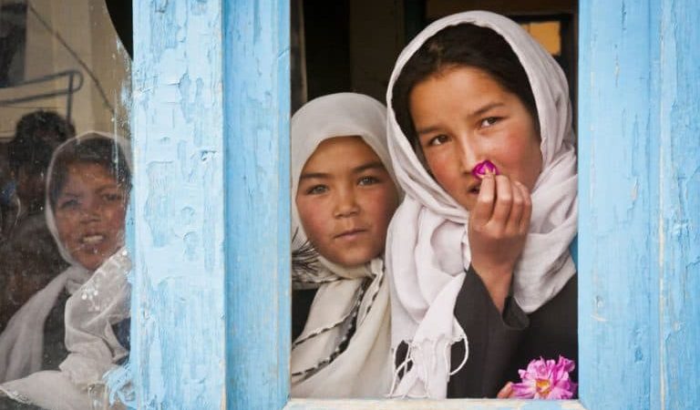 1280px-Afghan_students_at_Bamyan-oyn0yjl11i76nm0o8cc1s5x9i8a5t54fxb4u7d4mfc