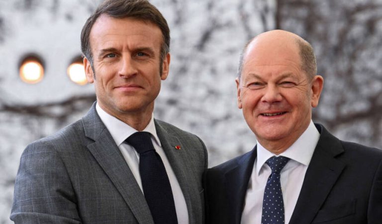 FILE PHOTO: German Chancellor Olaf Scholz welcomes French President Emmanuel Macron before their trilateral meeting with Polish Prime Minister Donald Tusk for the consultation forum 'Weimar Triangle', at the Chancellery in Berlin, Germany March 15, 2024. REUTERS/Annegret Hilse/File Photo