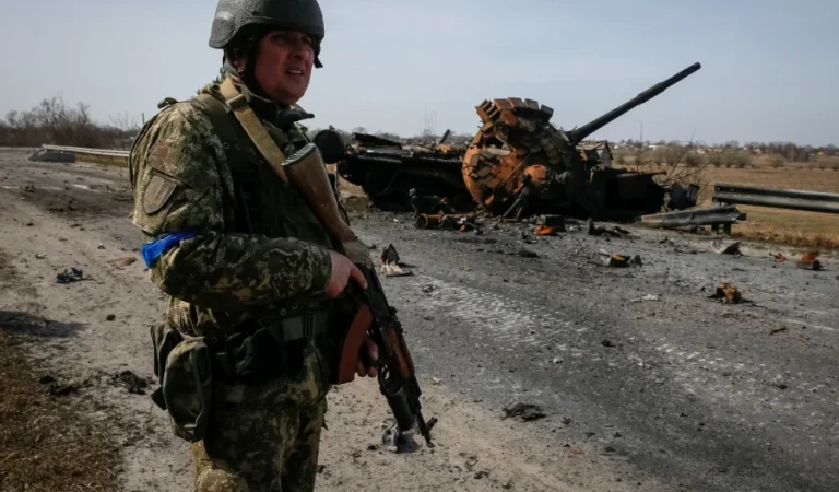 2022-03-28T173347Z_1189247194_RC2QBT99ID0Y_RTRMADP_3_UKRAINE-CRISIS-KYIV-DEFENCE