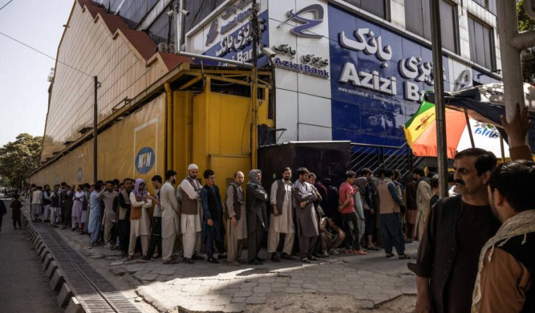 A line of people waiting outside a bank in Kabul on Sunday, Aug. 29, 2021, the first day banks had reopened in the capital since the Taliban takeover. The closure of the banks had caused widespread cash shortages. (Jim Huylebroek/The New York Times)
