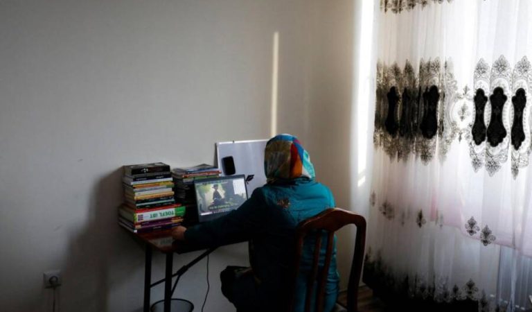 2023-03-27T021553Z_1981445805_RC2GKZ992BTG_RTRMADP_3_AFGHANISTAN-CONFLICT-ONLINE-SCHOOLS