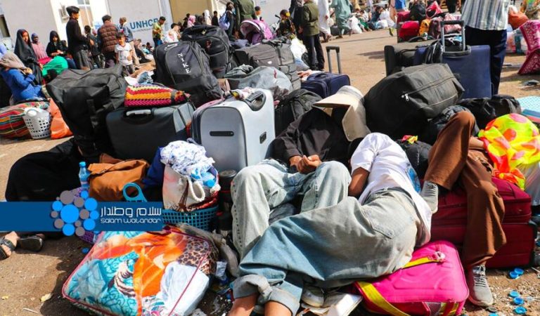 د هرات ولایت اسلام‌کلا بندر کې له ایران بېرته راستانه شوي افغانان چې د ستړیا له امله تر شنه او ګرم لمر لاندې ویده دي. عکس کبرا سالاري، سلام‌وطندار خبریاله