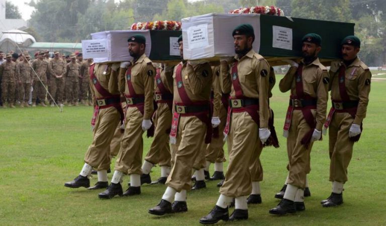 Pakistani army soldiers carry the coffin of a soldier during a funeral ceremony in Peshawar on August 9, 2017.
Four Pakistani Army soldiers have been killed in a military operation in the Timergara area of Upper Dir, Pakistan's Inter Services Public Relations (ISPR) said. / AFP PHOTO / ABDUL MAJEED