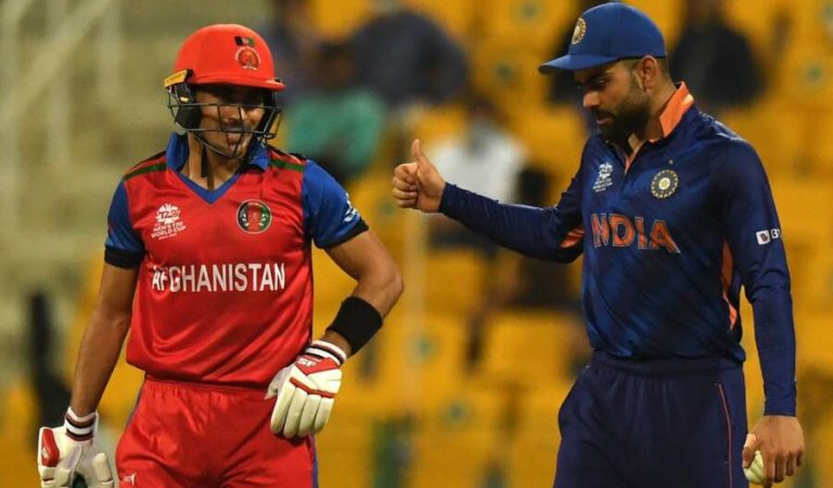 TOPSHOT - India's captain Virat Kohli (R) gestures to Afghanistan's Rahmanullah Gurbaz during the ICC men’s Twenty20 World Cup cricket match between India and Afghanistan at the Sheikh Zayed Cricket Stadium in Abu Dhabi on November 3, 2021. (Photo by INDRANIL MUKHERJEE / AFP)