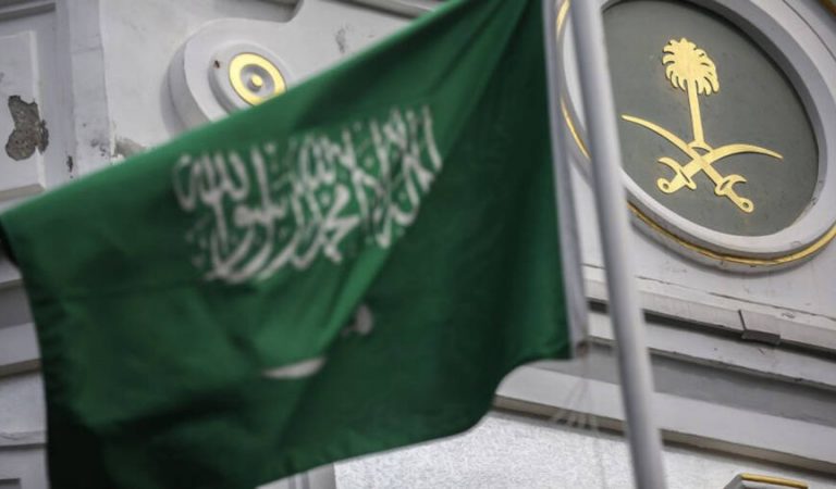 ISTANBUL, TURKEY - OCTOBER 18: Flag of Saudi Arabia waves at the official residence of Consul General of Saudi Arabia as the waiting continues on the disappearance of Prominent Saudi journalist Jamal Khashoggi, in Istanbul, Turkey on October 18, 2018. Turkish and Saudi Arabian officials started joint investigation of case of missing journalist Jamal Khashoggi. Officials from a joint Turkish-Saudi team completed an investigation into the case early Thursday after searching the Saudi consul general's official residence as well as the Saudi consulate building in Istanbul. (Photo by Arif Hüdaverdi Yaman/Anadolu Agency/Getty Images)