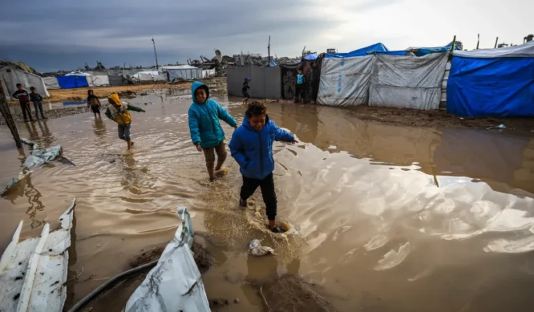 AA-20251210-39940137-39940105-HEAVY_RAIN_FLOODS_DISPLACED_PALESTINIANS_TENTS_IN_GAZA-1765356698