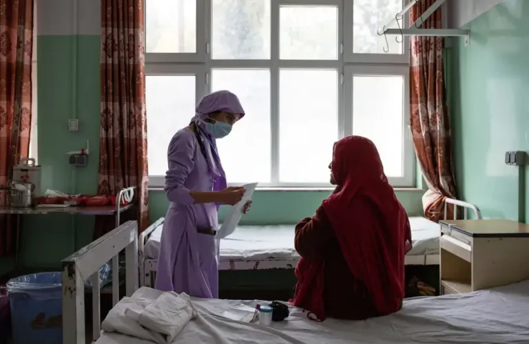 Afghan-midwives-women-healthcare-Kandahar-Lynzy-Billing392A6535-copy-lead