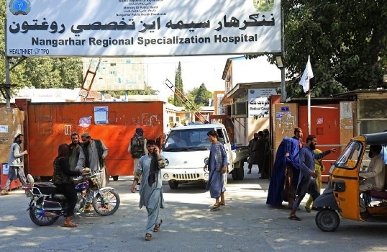 Afghan people are pictured outside the Nangarhar Regional Specialization Hospital after explosions in Jalalabad on September 18, 2021, as at least two people were killed and up to 20 more wounded in three explosions, a Taliban official said. (Photo by - / AFP)