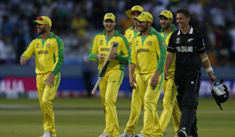 Crickers leave the field at end of play of the 2019 Cricket World Cup group stage match between New Zealand and Australia at Lord's Cricket Ground in London on June 29, 2019. - Australia beat New Zealand by 86 runs. (Photo by Ian KINGTON / AFP) / RESTRICTED TO EDITORIAL USE        (Photo credit should read IAN KINGTON/AFP via Getty Images)