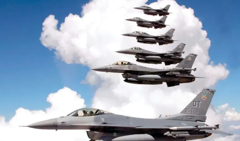 US-Air-Force-formation-F-16-Fighting-Falcons