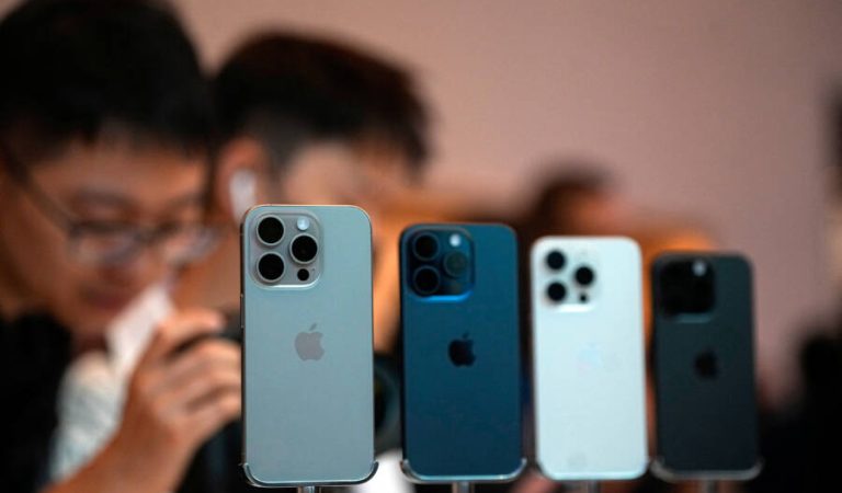 People look at the new iPhone 15 Pro as Apple's new iPhone 15 officially goes on sale across China at an Apple store in Shanghai, China September 22, 2023. REUTERS/Aly Song