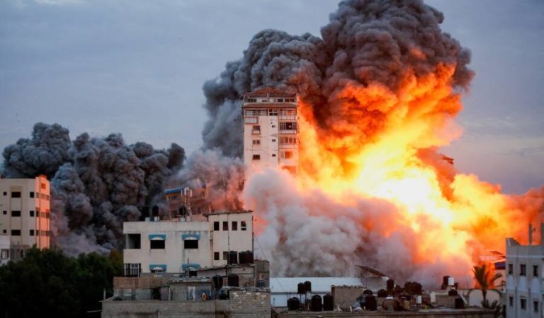 Smoke and flames billow after Israeli forces struck a high-rise tower in Gaza City, October 7, 2023. REUTERS/Ashraf Amra  NO RESALES. NO ARCHIVES