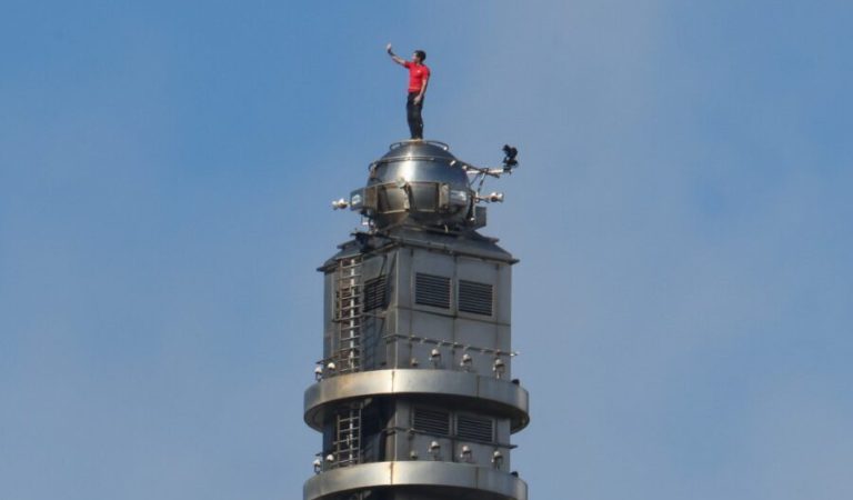 epa12678772 US rock climber Alex Honnold takes a selfie photo upon reaching the top of the Taipei 101 skyscraper building, in Taipei, Taiwan, 25 January 2026. EPA/RITCHIE B. TONGO