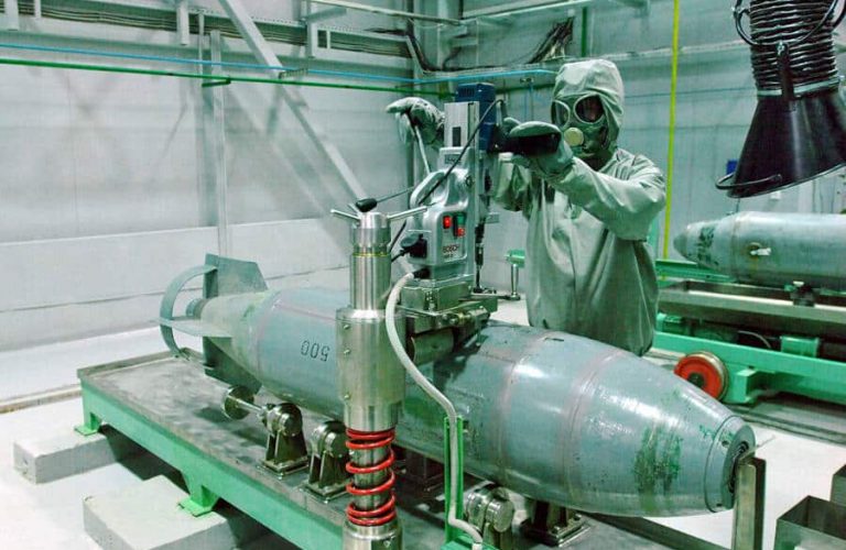 ITAR-TASS 12: KIROV REGION, RUSSIA. SEPTEMBER 10. An employee wears a gas mask and suit as he works at the chemical air weapons destruction facility on the premises of a new chemical weapons destruction facility at the Settlement of Maradykovo, Kirov Region. The facilityís first construction stage has been completed lately. (Photo ITAR-TASS / Grigory Sysoyev)

12. –ÓÒÒËˇ.  ËÓ‚ÒÍ‡ˇ Ó·Î‡ÒÚ¸. 10 ÒÂÌÚˇ·ˇ. ¬ ˆÂıÂ ‰ÂÁ‡ÍÚË‚‡ˆËË ‡‚Ë‡ˆËÓÌÌ˚ı ıËÏË˜ÂÒÍËı ·ÓÂÔËÔ‡ÒÓ‚ Ì‡ ÔÂ‚ÓÈ Ó˜ÂÂ‰Ë Ó·˙ÂÍÚ‡ ÔÓ ÛÌË˜ÚÓÊÂÌË˛ ıËÏË˜ÂÒÍÓ„Ó ÓÛÊËˇ, Á‡ÔÛÒÍ ÍÓÚÓÓÈ ÒÓÒÚÓˇÎÒˇ ‚ ÔÓÒÂÎÍÂ Ã‡‡‰˚ÍÓ‚Ó. ‘ÓÚÓ »“¿–-“¿——/ √Ë„ÓËÈ —˚ÒÓÂ‚