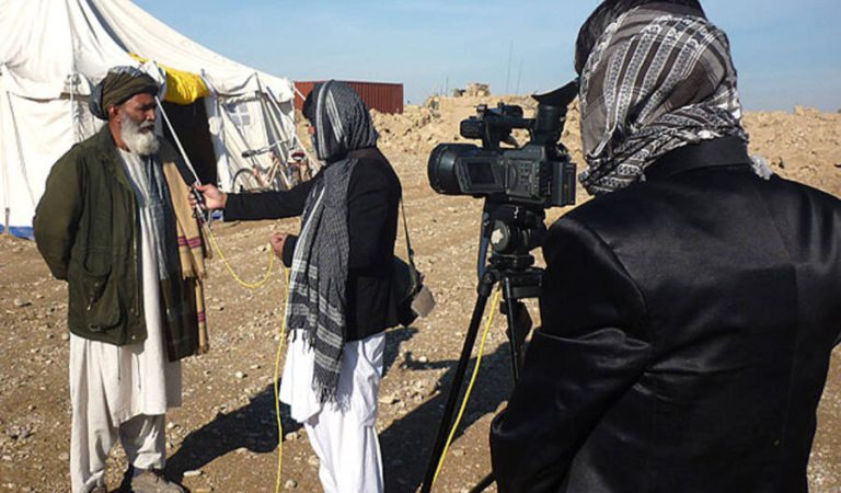 s960_Working_with_the_Afghan_media_in_Helmand