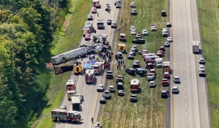 امریکا کې سېلانیانو موټر چپه کېدو