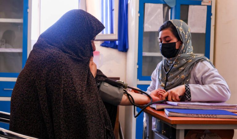 روغتیايي خدمات وړاندې کول