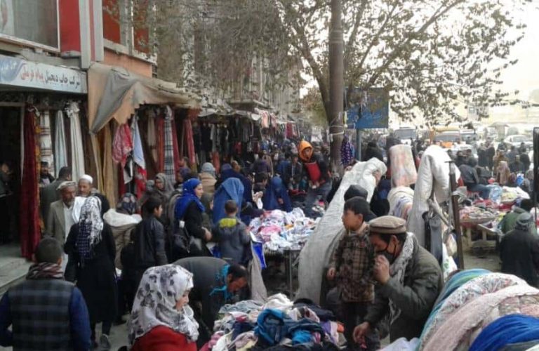 مردم-در-حال-خرید-لباس-ها-لیلامی-از-کراچی-ها-در-بازار-سینما-پامیر