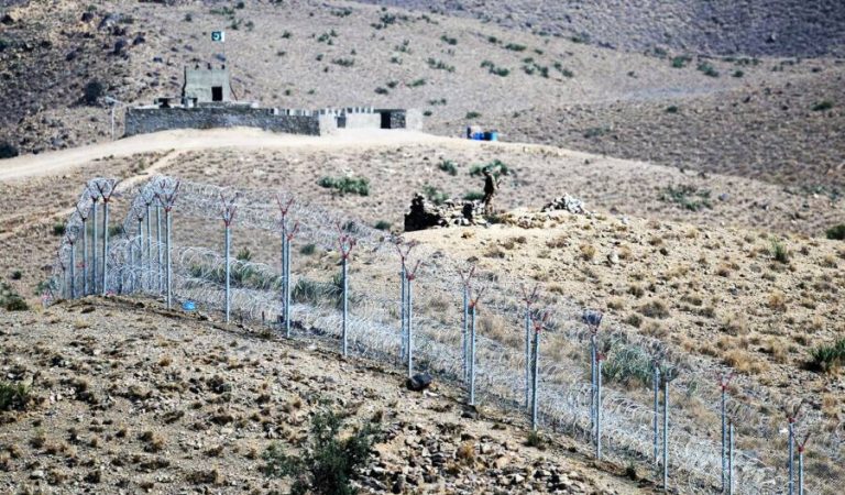 A Pakistani soldier keeps vigil beside a newly fenced border fencing along Afghan border at Kitton Orchard Post in Pakistan's North Waziristan tribal agency on October 18, 2017.

The Pakistan military vowed on October 18 a new border fence and hundreds of forts would help curb militancy, as it showcased efforts aimed at sealing the rugged border with Afghanistan long crossed at will by insurgents.   / AFP PHOTO / AAMIR QURESHI