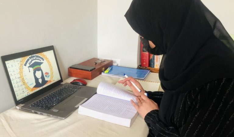 ښځې درس کارکوونکې مېرنمې (1)