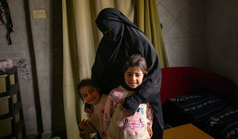 ښځې ماشومان