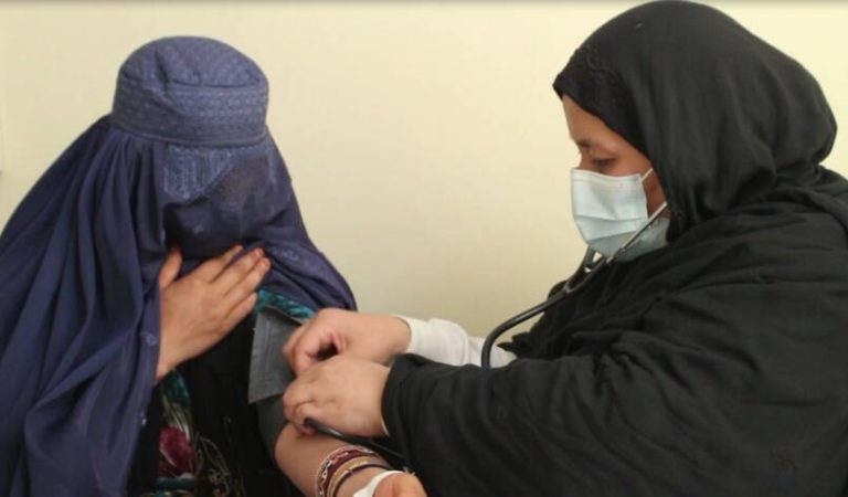 ښځې مېرمنې ډاکټرانې ناروغانې (2)