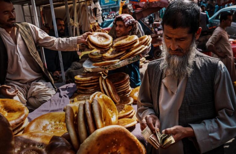 افغانستان یشاوچیلری نینگ قریب ۸۵ فایزی بیرکونگه بیر دالردن آزراق درآمد قولگه کیلیتره‌دی