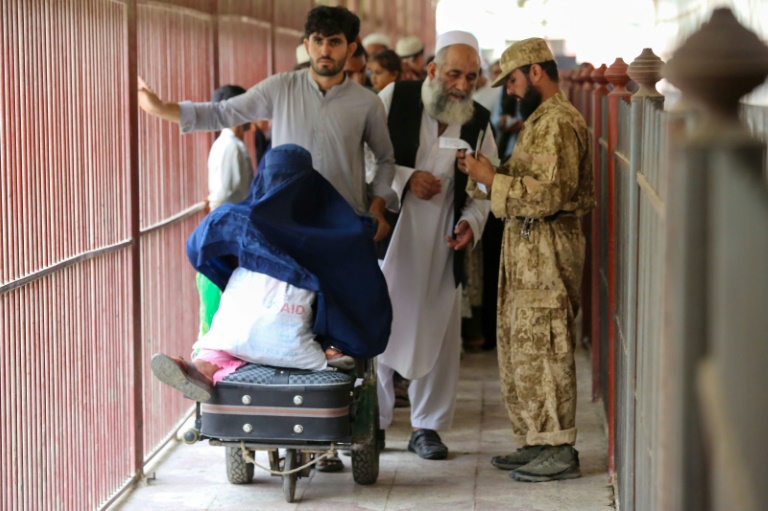 پاکستان ېنه بیر بار ویزه‌سیز افغان کسل‌لر نینگ تورخم بندری‌دن اۉتیشینی تقیق‌له‌دی