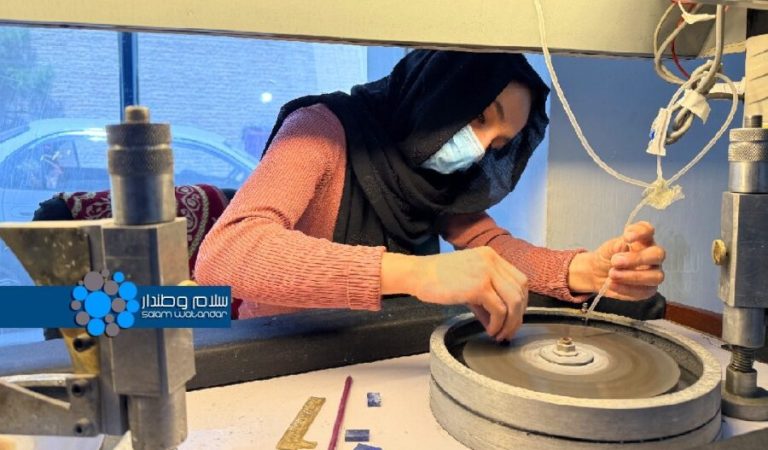 A look at a working day in a small jewelry workshop in Kabul