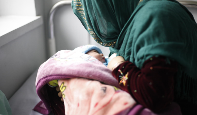 A-mother-breastfeeding-her-baby-in-Afghanistan