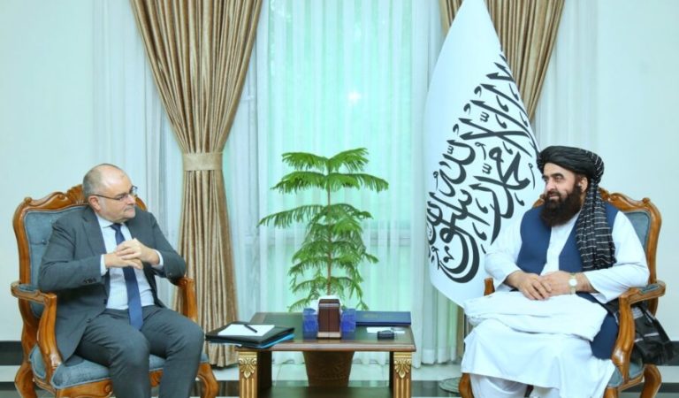 Amir Khan Mottaqi and Gilles Bertrand