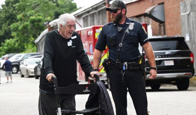 Fire in the US kills at least