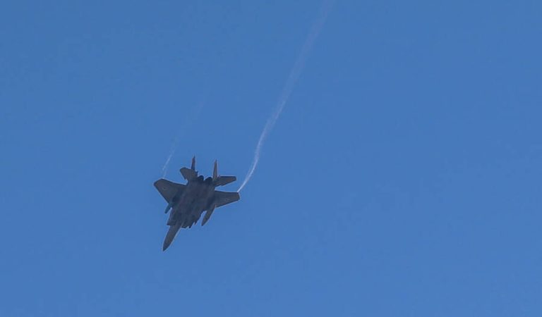 An Israeli warplane in the sky above the West Bank city of Hebron, August 12, 2024. Photo by Wisam Hashlamoun/Flash90 *** Local Caption *** חברון
מלחמה
מטס
מערכת
טילים
מטוס
קרב