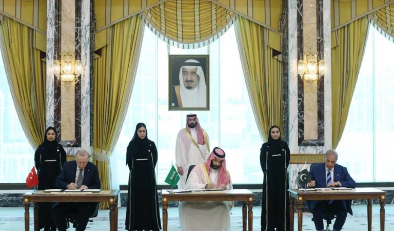 Cumhurbaşkanı Recep Tayyip Erdoğan, Suudi Arabistan Veliaht Prensi Muhammed bin Selman ve Pakistan Başbakanı Şahbaz Şerif, Suudi Arabistan'ın Mekke şehrinde üçlü savunma anlaşması imzaladı. ( TCCB / Murat Çetinmühürdar - Anadolu Ajansı )