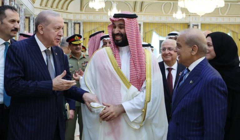 Cumhurbaşkanı Recep Tayyip Erdoğan, Suudi Arabistan Veliaht Prensi Muhammed bin Selman ile Pakistan Başbakanı Şahbaz Şerif, Suudi Arabistan'ın Mekke şehrinde üçlü savunma anlaşması imzaladı. ( TCCB / Murat Çetinmühürdar - Anadolu Ajansı )