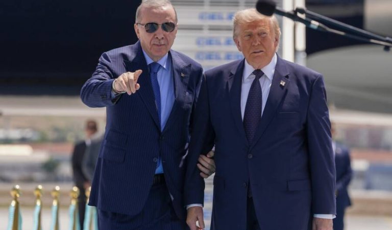 Cumhurbaşkanı Recep Tayyip Erdoğan, Ankara’da düzenlenen 36.⁠ ⁠NATO Devlet ve Hükümet Başkanları Zirvesi öncesi Türkiye'ye resmi ziyaret gerçekleştiren ABD Başkanı Donald Trump'ı Ankara Havalimanı'nda karşıladı. ( Osmancan Gürdoğan - Anadolu Ajansı )
