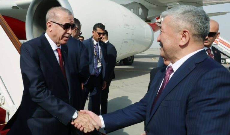 Cumhurbaşkanı Recep Tayyip Erdoğan, Şanghay İşbirliği Teşkilatı Zirvesi'ne katılmak üzere Kırgızistan'ın başkenti Bişkek'e geldi. Cumhurbaşkanı Erdoğan'ı Manas Uluslararası Havalimanı'nda, Kırgızistan Başbakanı Adılbek Kasımaliyev ve Türkiye'nin Bişkek Büyükelçisi Mekin Mustafa Kemal Ökem karşıladı.  ( TCCB / Murat Çetinmühürdar - Anadolu Ajansı )