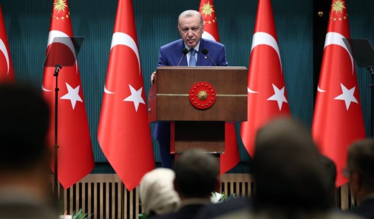 Cumhurbaşkanı Recep Tayyip Erdoğan başkanlığında gerçekleştirilen Cumhurbaşkanlığı Kabine Toplantısı sona erdi. Cumhurbaşkanı Erdoğan, toplantının ardından basın mensuplarına açıklamalarda bulundu.
  ( TCCB/ Murat Kula - Anadolu Ajansı )