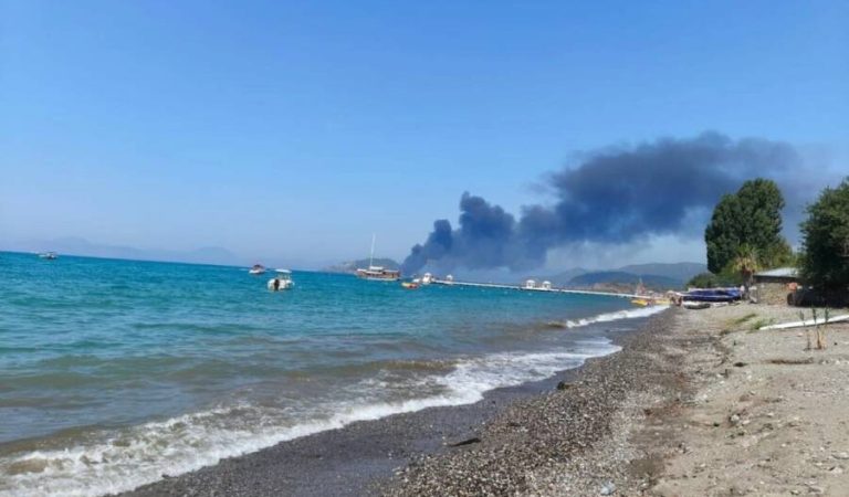 Tourist Boat Catches Fire in Turkey1