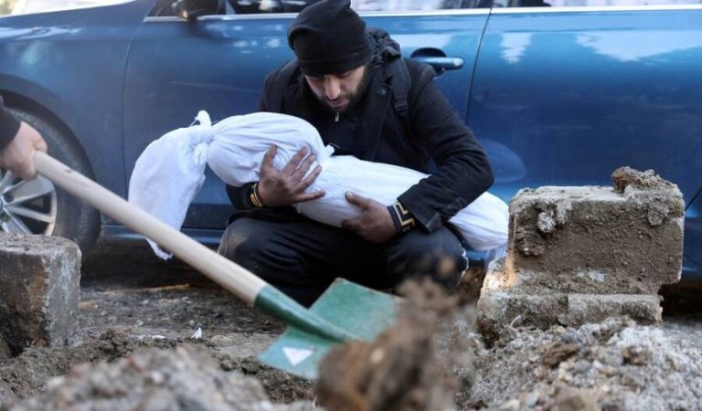 Murad Muhiddin carries the body of his 2 years old son Vail, a victim of a collapsed building, in the aftermath of a deadly earthquake in Hatay Province, Turkey, February 8, 2023. REUTERS/Umit Bektas