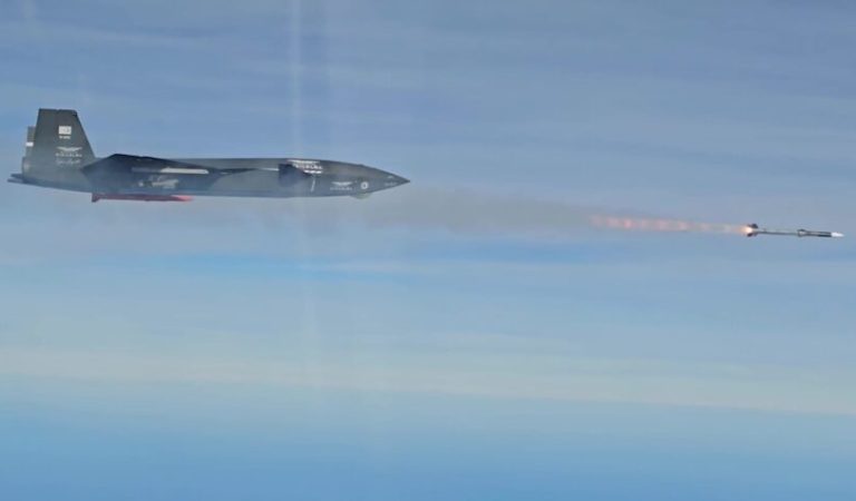 Turkish flag-carrying Qizil Alame fighter jet