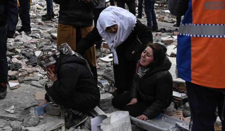 DIYARBAKIR, TURKIYE - FEBRUARY 06: A woman cries as personnel conduct search and rescue operations in Diyarbakir, Turkiye after 7.7 and 7.6 magnitude earthquakes hits Turkiye's Kahramanmaras, on February 06, 2023. Disaster and Emergency Management Authority (AFAD) of Turkiye said the 7.7 magnitude quake struck at 4.17 a.m. (0117GMT) and was centered in the Pazarcik district and 7.6 magnitude quake struck in Elbistan district in the province of Kahramanmaras in the south of Turkiye. Gaziantep, Sanliurfa, Diy