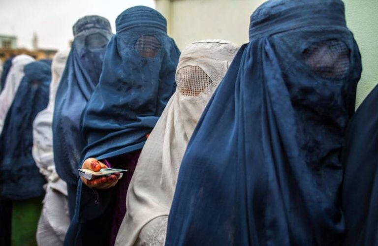 2CNP302 Afghan women stand in line while waiting for their turn to vote at a polling station in Mazar-i-sharif April 5, 2014. Voting was peaceful during the first few hours of Afghanistan's presidential election on Saturday, with only isolated attacks on polling stations as the country embarked on the first democratic transfer of power since the fall of a Taliban regime in 2001. REUTERS/Zohra Bensemra (AFGHANISTAN - Tags: POLITICS ELECTIONS TPX IMAGES OF THE DAY)