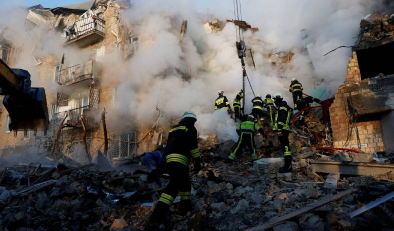 Rescuers work at the site of an apartment building which was hit by Russian missile and drone strikes, amid Russia's attack on Ukraine, in Kyiv, Ukraine August 28, 2025. REUTERS/Thomas Peter