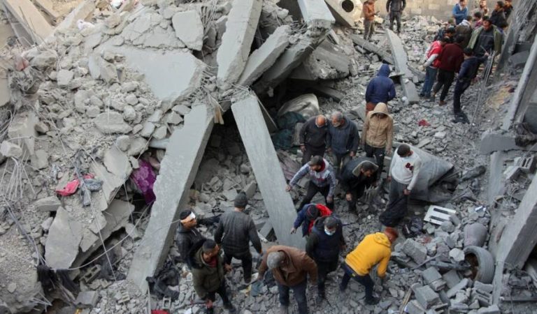 Civilians check the site of an Israeli strike in Jabalia, in the central Gaza Strip, on December 27, 2024, amid the ongoing war between Israel and the Palestinian Hamas movement. - Palestinian sources said that Israeli strikes in Gaza on December 26, killed at least 45 people including hospital workers and journalists for a militant-linked broadcaster. (Photo by Omar AL-QATTAA / AFP)