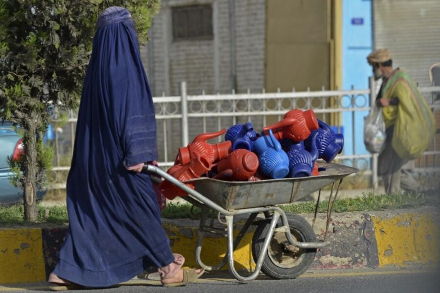 زنان دست‌فروش در کابل: فقر و بی‌کاری ما را به جاده‌ها کشانده است - SALAM WATANDAR