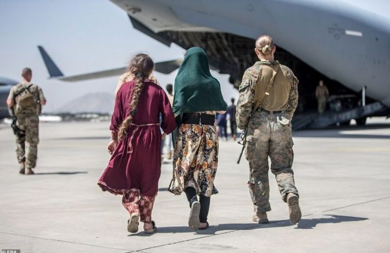 47075547-9924921-A_US_soldier_walks_two_Afghan_women_towards_an_evacuation_plane_-a-45_1629909654922